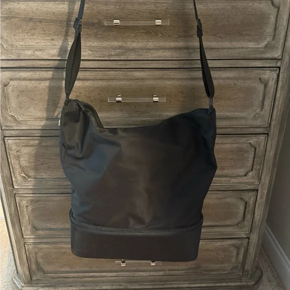 BEIS Sleek Black Cressent Crossbody Weekend Bag - Picture 6 of 13